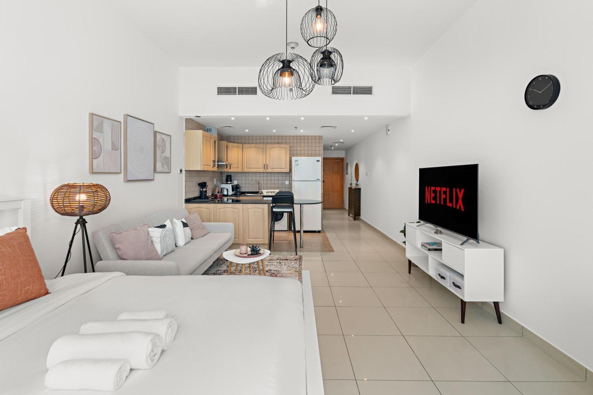 Cozy Near The With Access To Pool And Gym Apartment Dubai