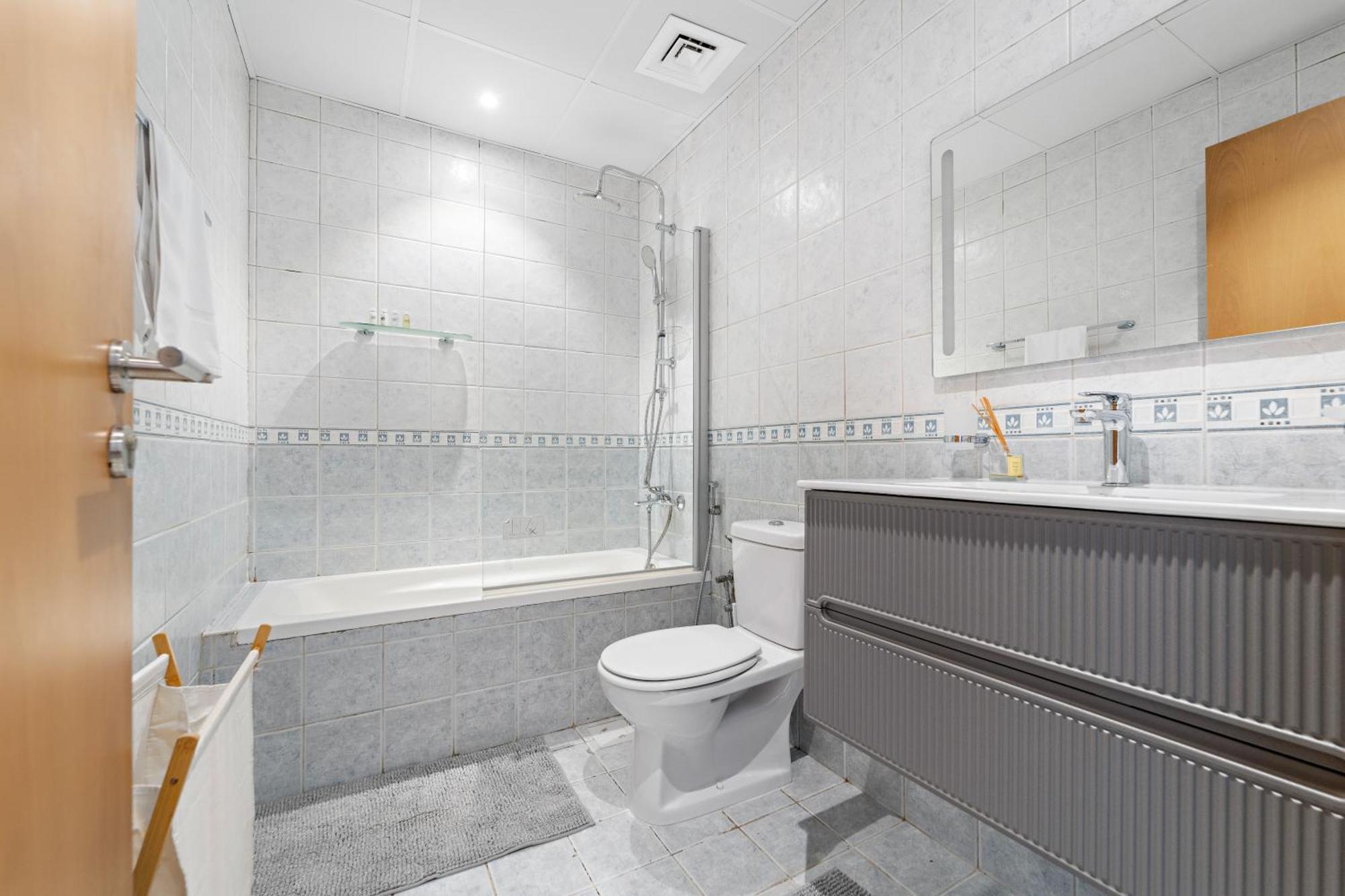 Cozy Near The With Access To Pool And Gym